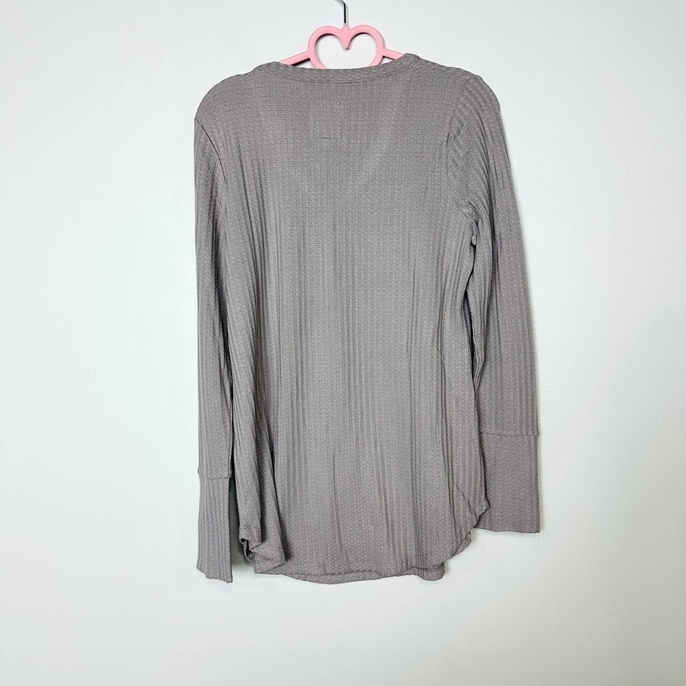 Chaser NWT Waffle Knit Thermal V-Neck Button Cuff Henley Top Heliotrope Medium - Picture 4 of 4